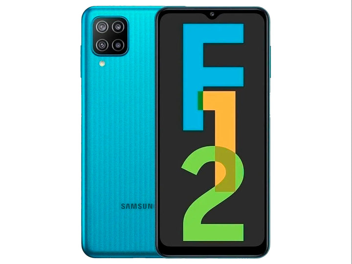Smartphone Samsung Galaxy F12 color verde con textura estriada y pantalla frontal.