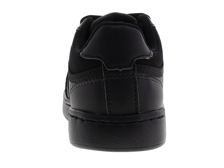 Tenis deportivos para bebé o niño en color negro con cordones y detalle brillante lateral.