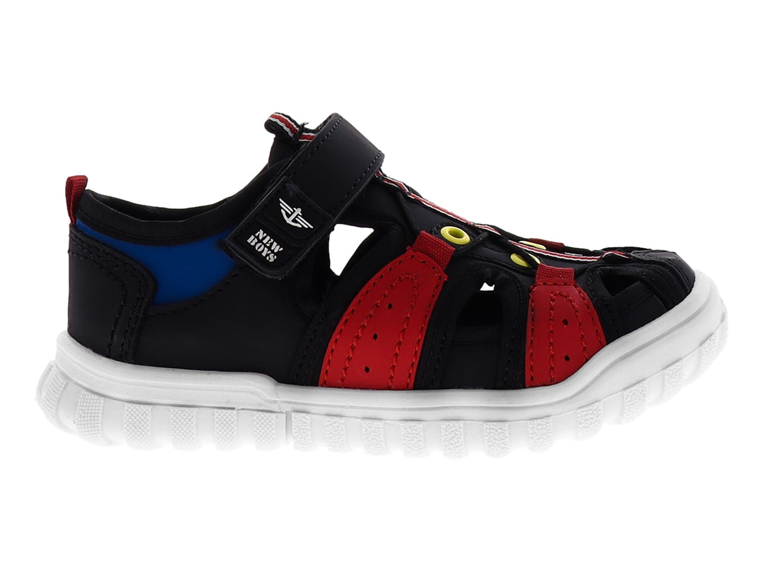 Sandalia infantil cerrada color negro con detalles en rojo y suela blanca.