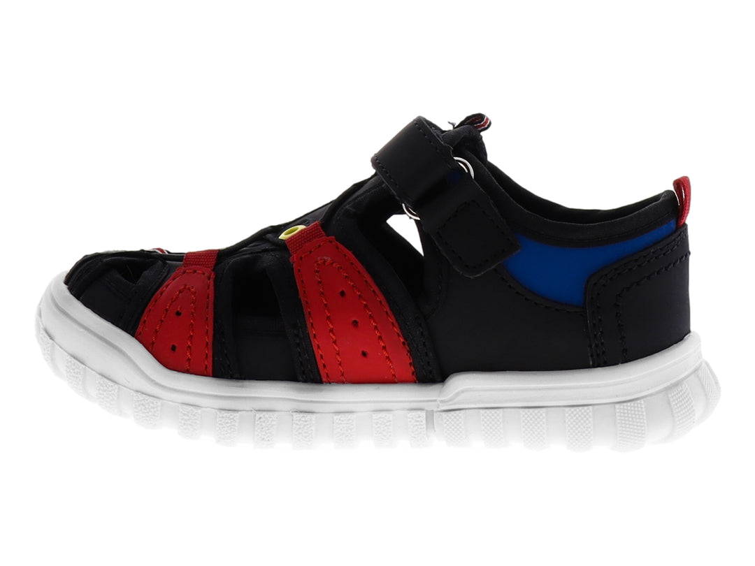 Sandalia infantil cerrada color negro con detalles en rojo y suela blanca.