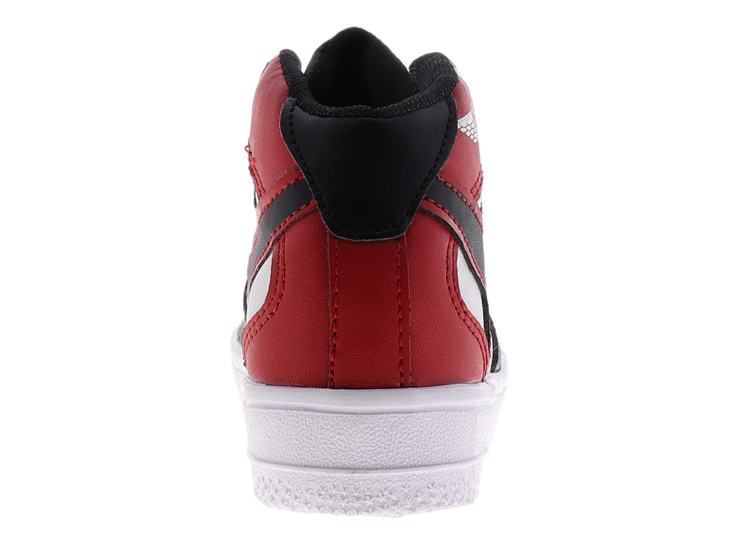 Tenis deportivos de bota para niño en colores negro, rojo y blanco con suela blanca.