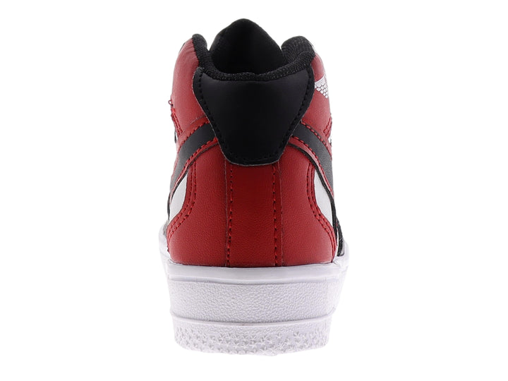 Tenis deportivos de bota para niño en colores negro, rojo y blanco con suela blanca.