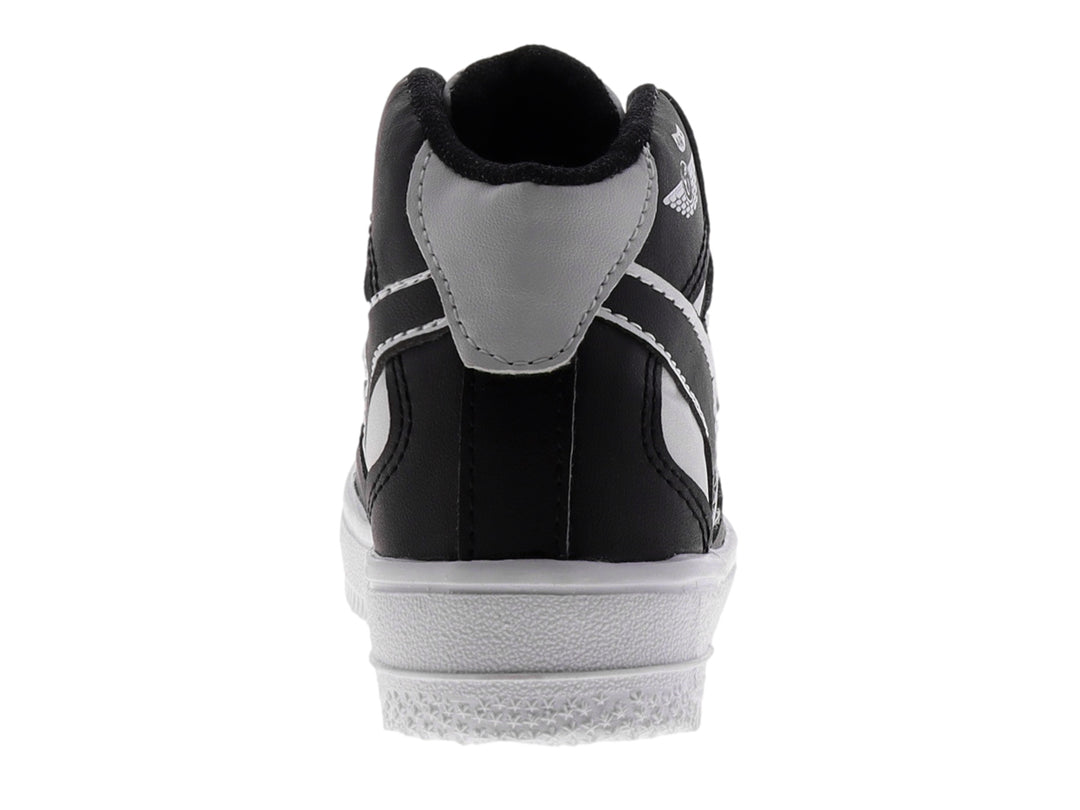 Tenis tipo botín para niño en colores negro y blanco con suela blanca y cordones negros.