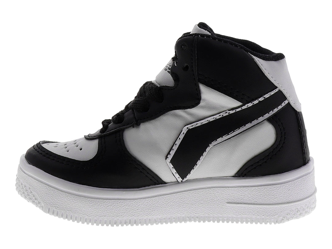 Tenis tipo botín para niño en colores negro y blanco con suela blanca y cordones negros.
