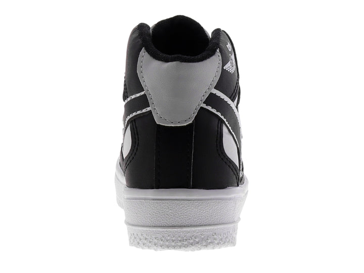 Tenis tipo botín para niño en colores blanco y negro con suela blanca y agujetas negras.