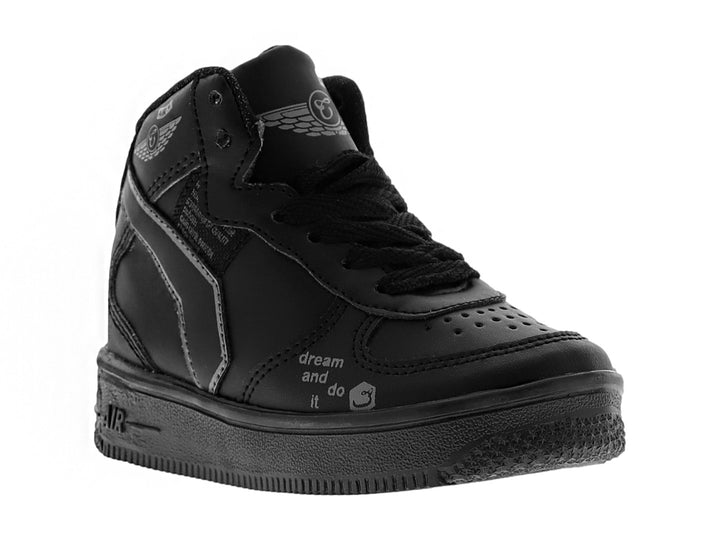 Tenis botín para niño en color negro total con detalles decorativos y suela gruesa.