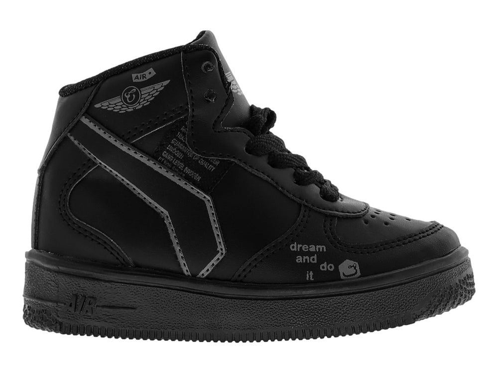 Tenis botín para niño en color negro total con detalles decorativos y suela gruesa.