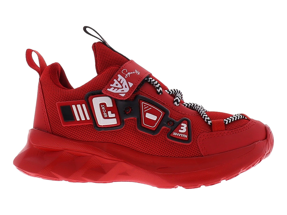 Tenis deportivos para niño en color rojo con detalles en negro y blanco y suela gruesa.