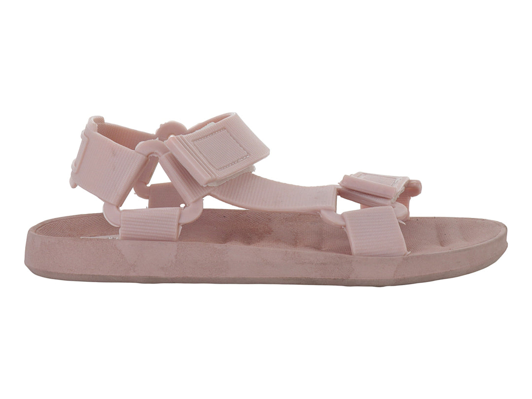 Sandalia color rosa leche con correas ajustables de velcro y suela plana.