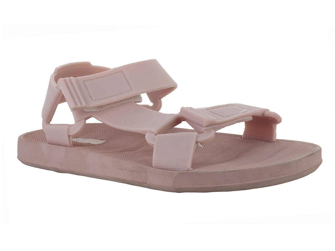 Sandalia color rosa leche con correas ajustables de velcro y suela plana.