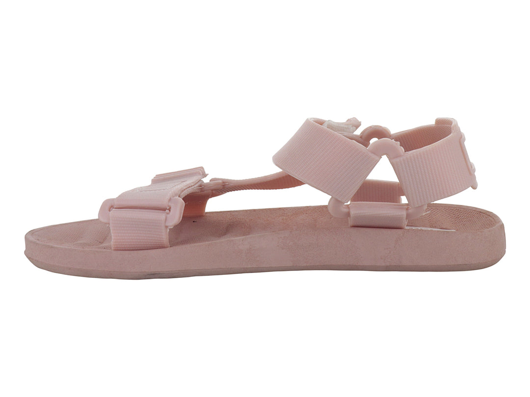 Sandalia color rosa leche con correas ajustables de velcro y suela plana.