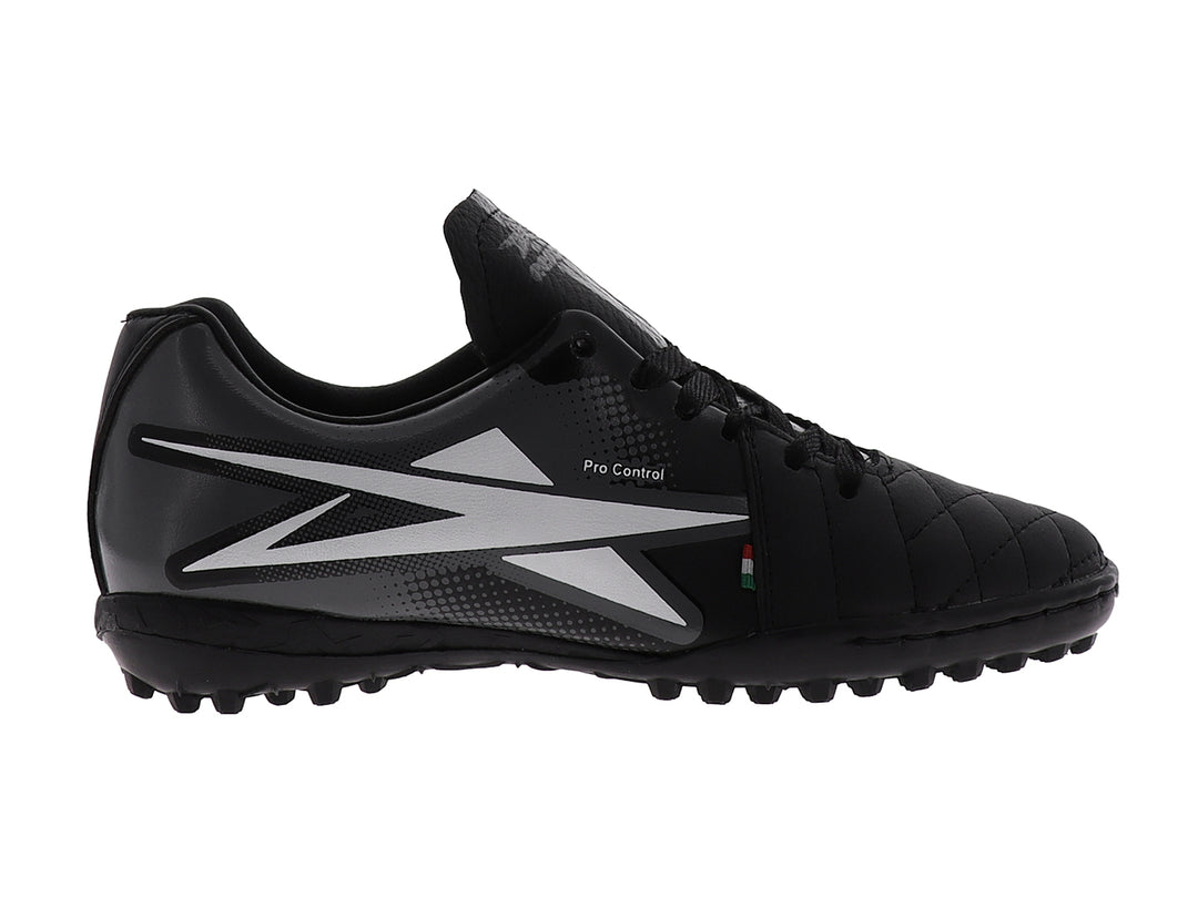 Zapato de fútbol EESCORD color negro con detalles en blanco y gris, diseñado para canchas sintéticas.