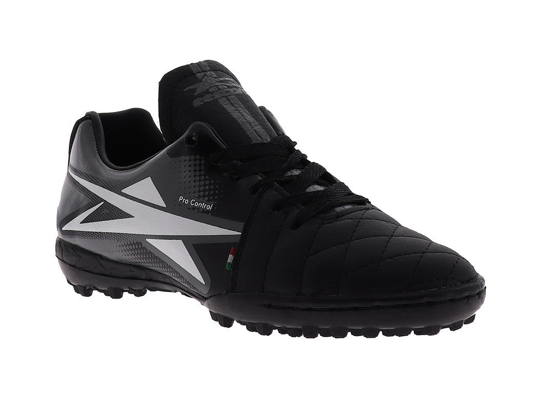 Zapato de fútbol EESCORD color negro con detalles en blanco y gris, diseñado para canchas sintéticas.