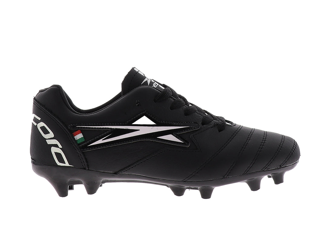 Zapato de fútbol EESCORD color negro con detalles blancos y suela de tacos para pasto.
