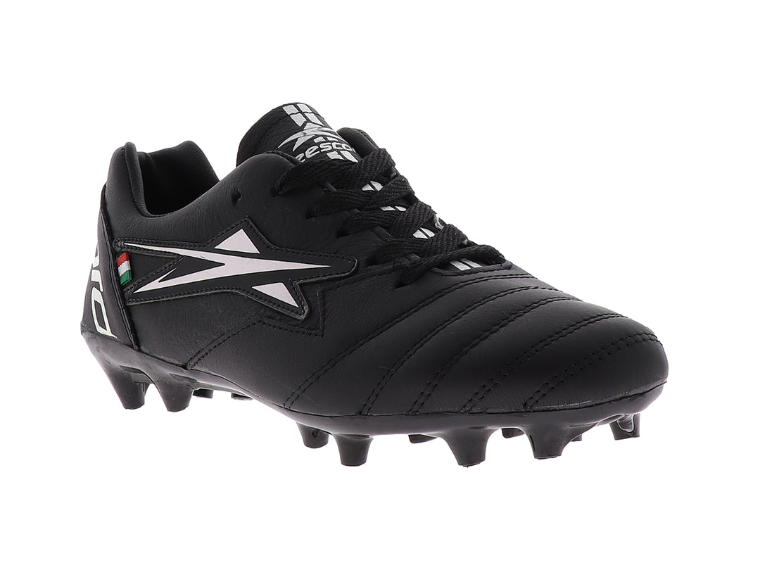 Zapato de fútbol EESCORD color negro con detalles blancos y suela de tacos para pasto.