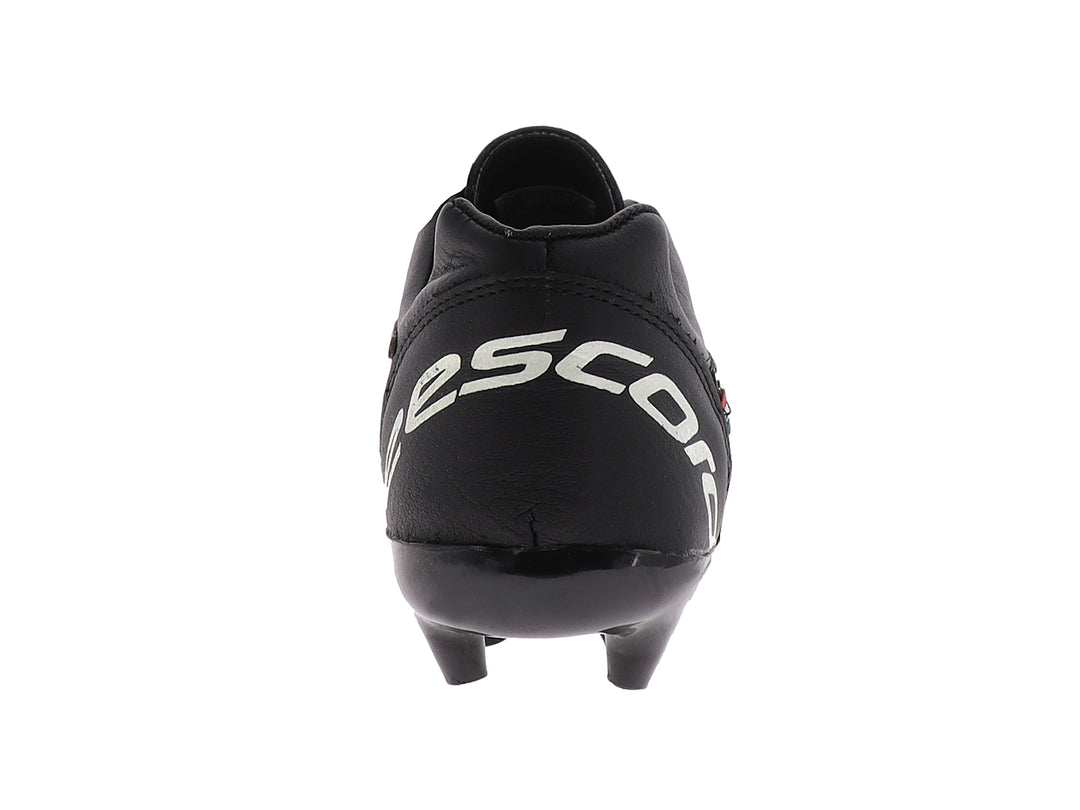 Zapato de fútbol EESCORD color negro con detalles blancos y suela de tacos para pasto.