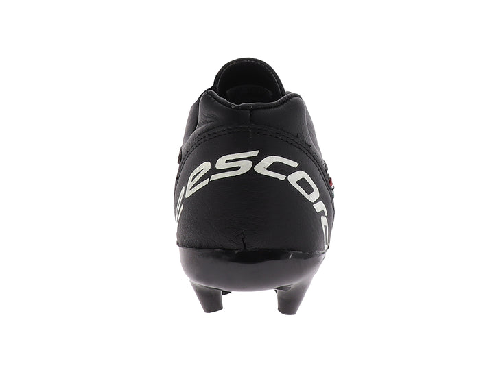 Zapato de fútbol EESCORD color negro con detalles blancos y suela de tacos para pasto.
