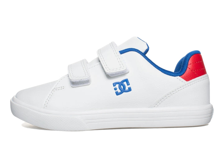 Tenis blancos para niño DC Shoes con cierres de velcro y detalles en azul y rojo.