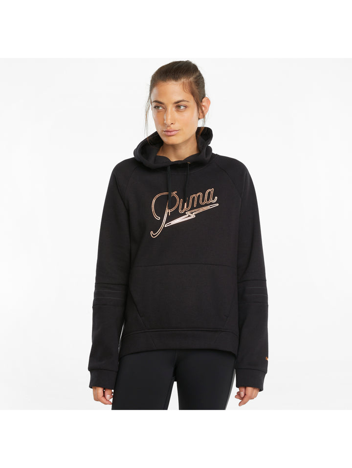 Mujer vistiendo sudadera Puma color negro con capucha y logotipo dorado en el pecho.
