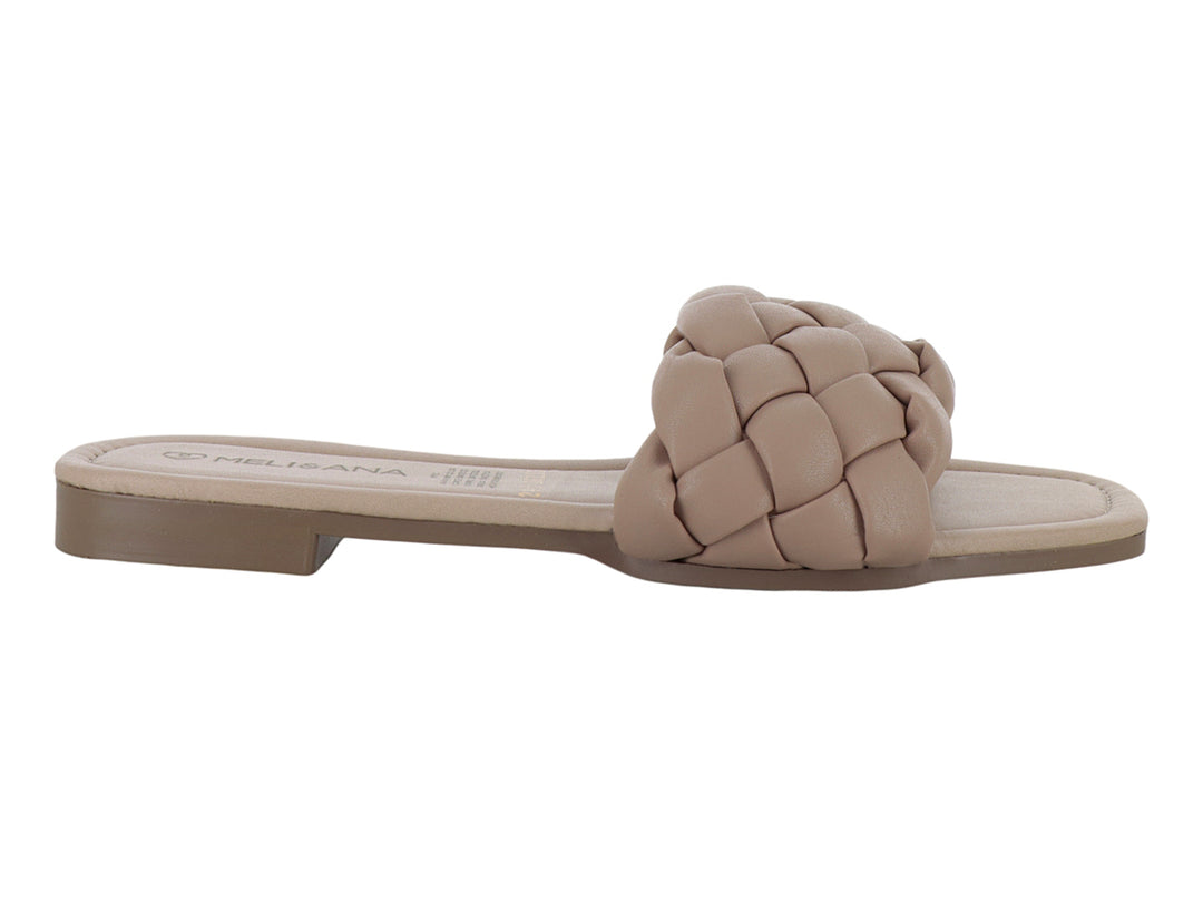 Sandalia plana color beige con tira superior trenzada y suela café.