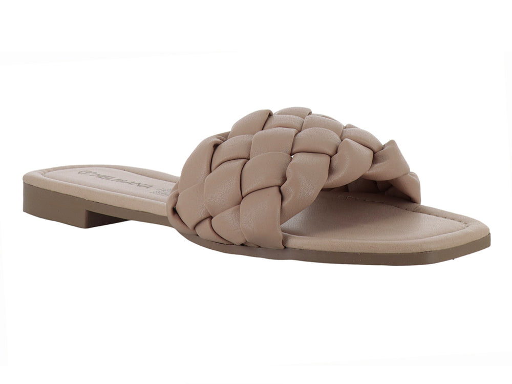 Sandalia plana color beige con tira superior trenzada y suela café.