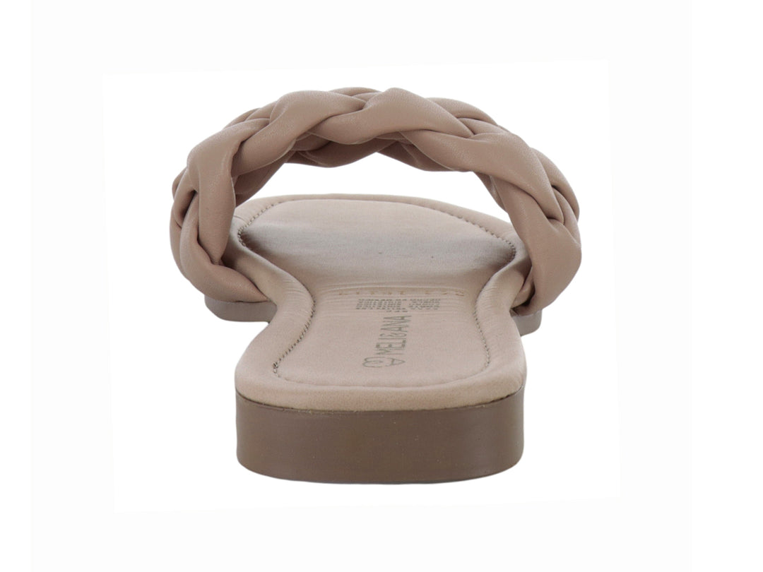 Sandalia plana color beige con tira superior trenzada y suela café.