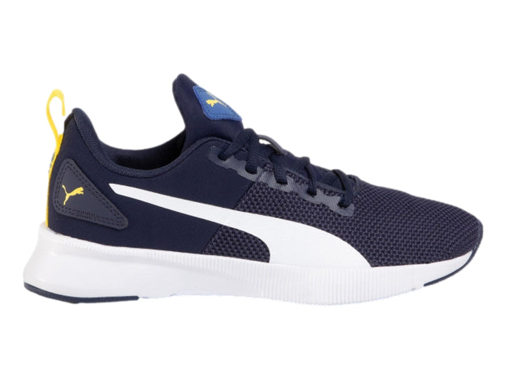Tenis deportivos PUMA color azul marino con franja y suela blanca y detalles en amarillo.