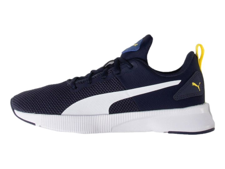 Tenis deportivos PUMA color azul marino con franja y suela blanca y detalles en amarillo.