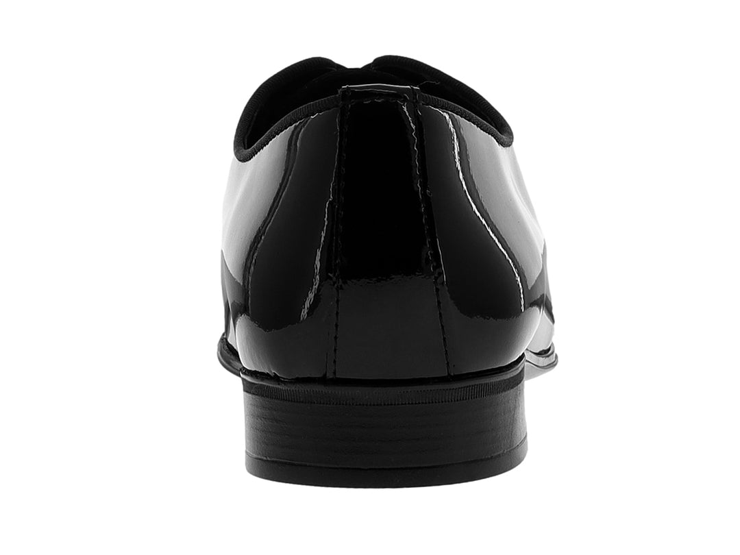 Zapato formal de hombre en piel de charol color negro con cordones.