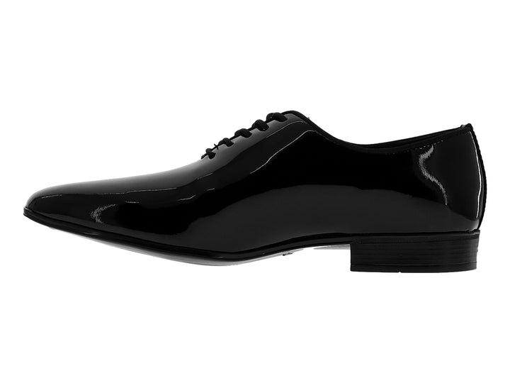 Zapato formal de hombre en piel de charol color negro con cordones.