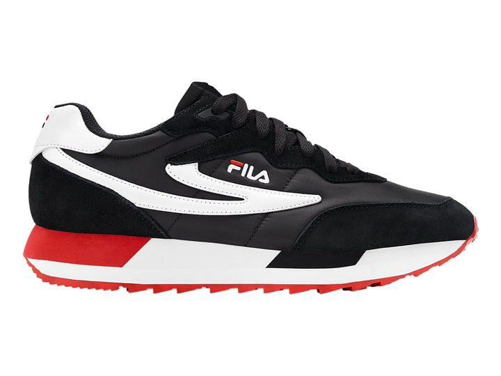 Tenis deportivos FILA en colores negro, blanco y rojo con suela dentada.