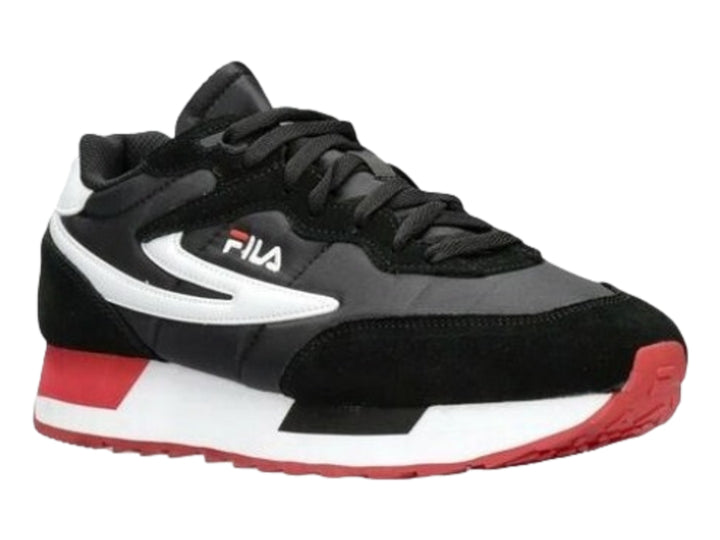 Tenis deportivos FILA en colores negro, blanco y rojo con suela dentada.