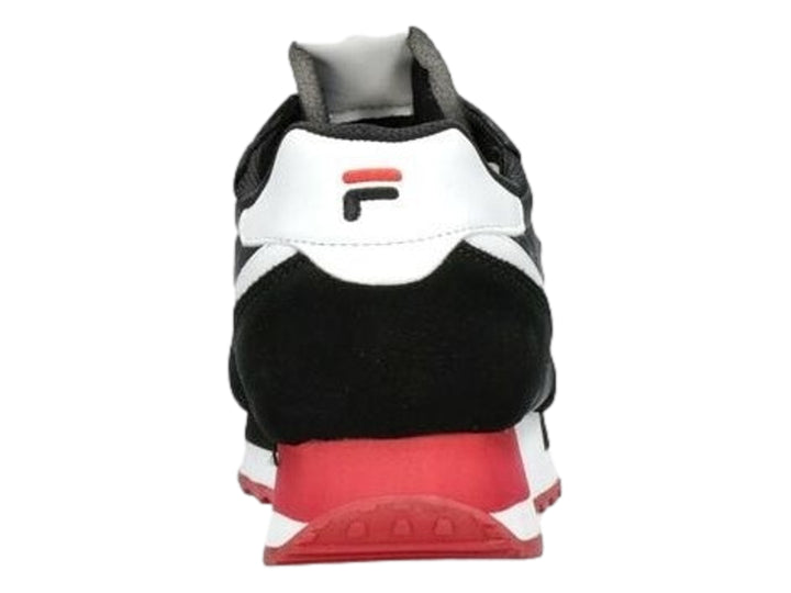 Tenis deportivos FILA en colores negro, blanco y rojo con suela dentada.