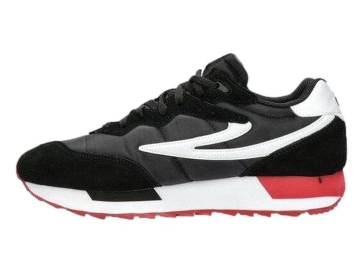 Tenis deportivos FILA en colores negro, blanco y rojo con suela dentada.