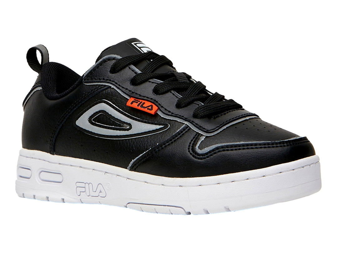 Tenis deportivos FILA para Niño en color negro con suela blanca y detalles en plata.