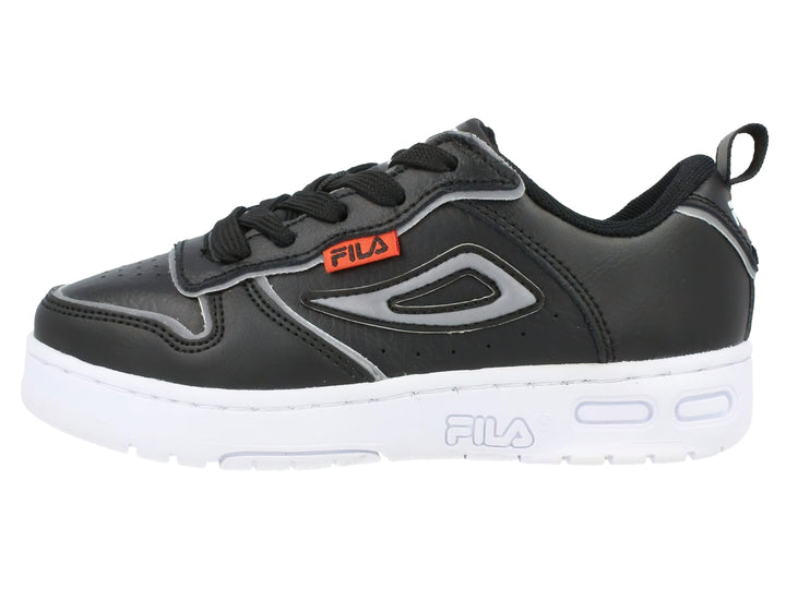 Tenis deportivos FILA para Niño en color negro con suela blanca y detalles en plata.