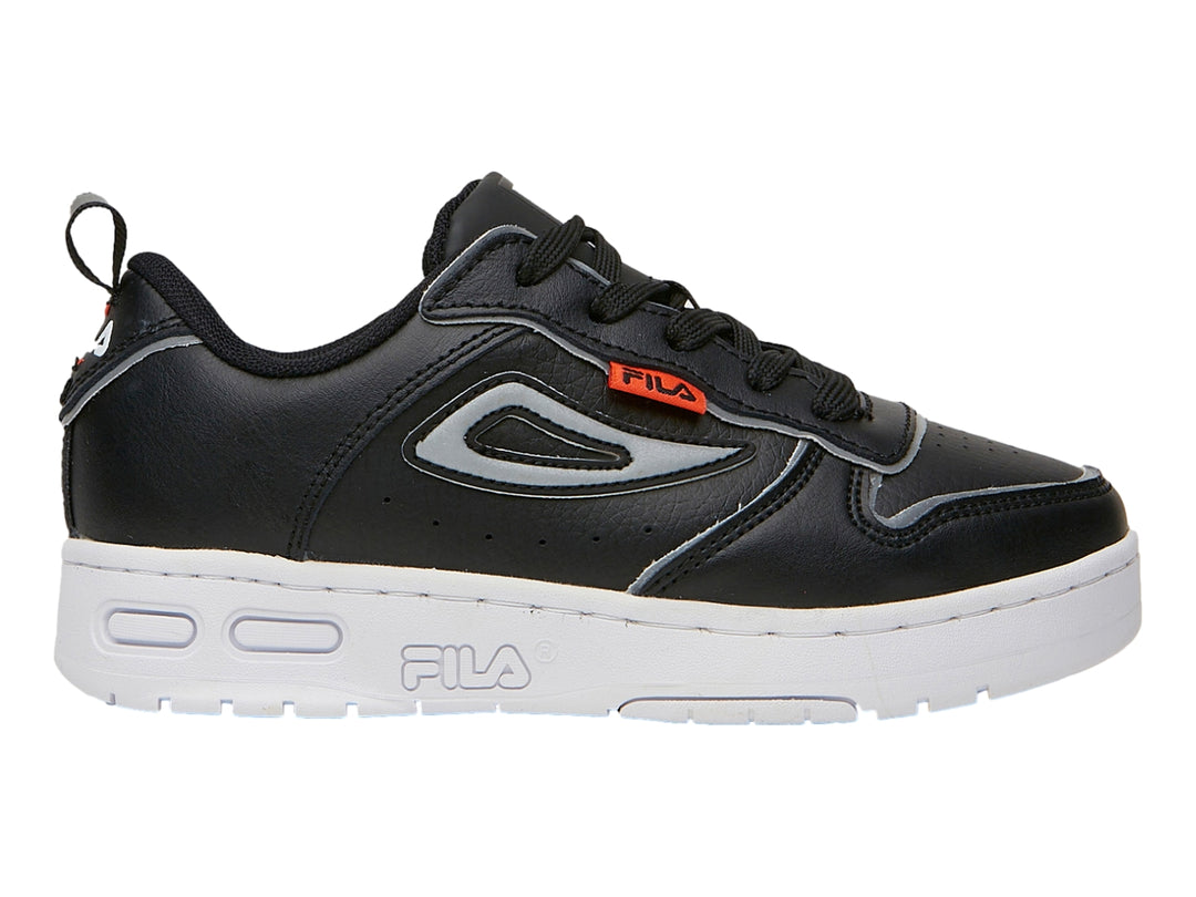 Tenis FILA color negro con suela blanca y detalles en plata metálico.