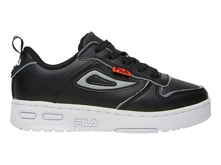 Tenis FILA color negro con suela blanca y detalles en plata metálico.