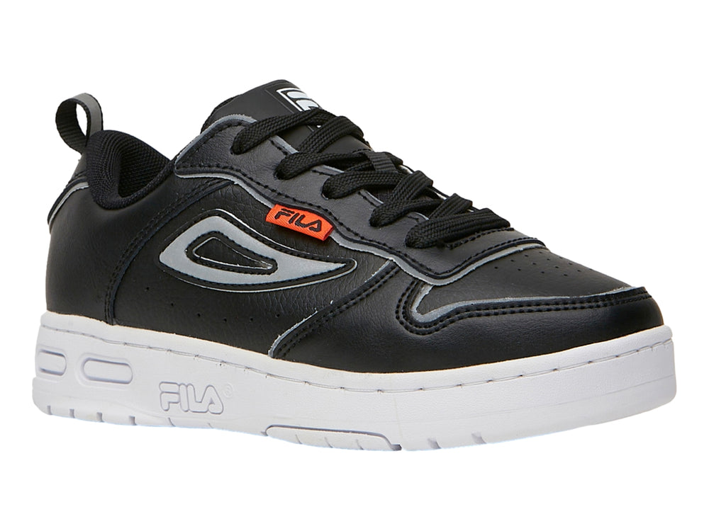 Tenis FILA color negro con suela blanca y detalles en plata metálico.