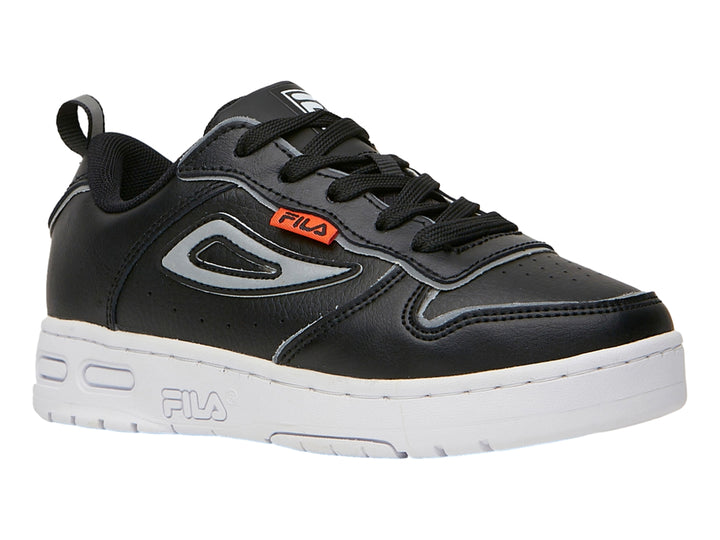 Tenis FILA color negro con suela blanca y detalles en plata metálico.