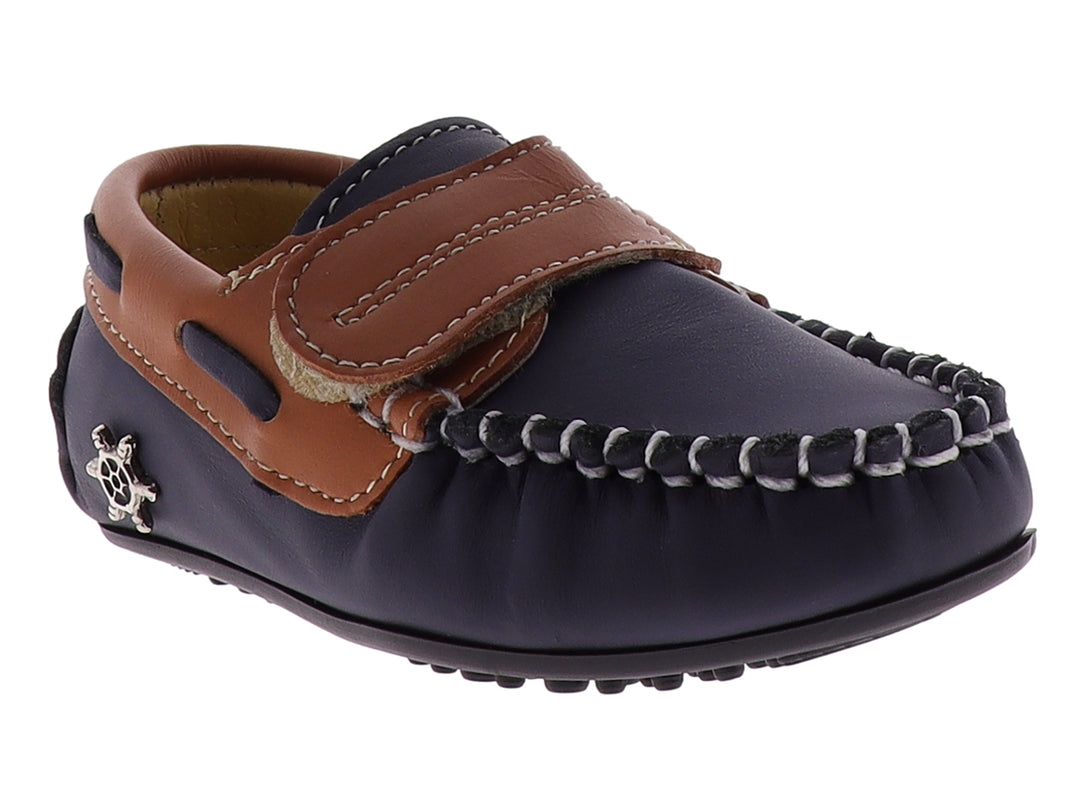 Mocasines para niño en color azul marino y camel con costuras blancas y detalle decorativo lateral.