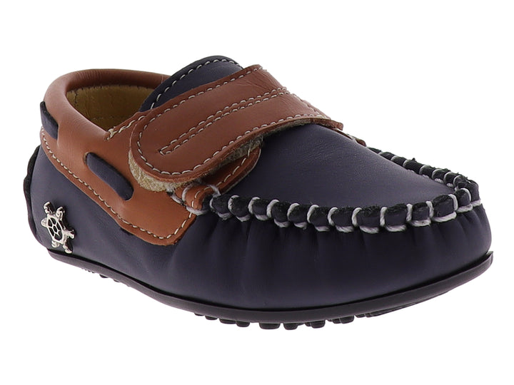 Mocasines para niño en color azul marino y camel con costuras blancas y detalle decorativo lateral.