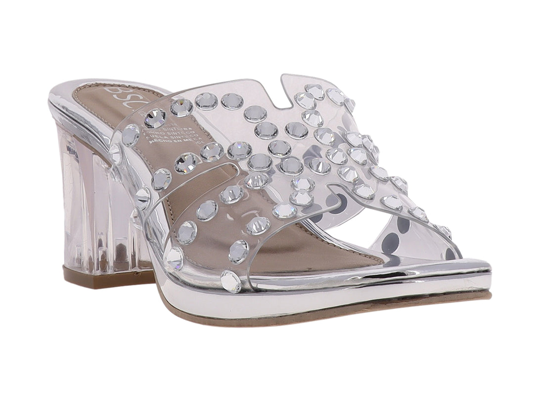 Sandalias plateadas de tacón cuadrado y plataforma con tiras transparentes decoradas con cristales brillantes.
