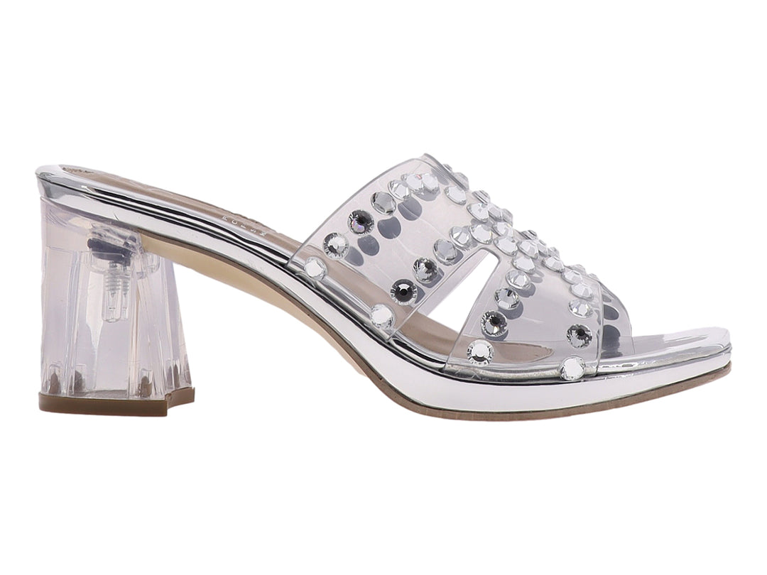 Sandalias plateadas de tacón cuadrado y plataforma con tiras transparentes decoradas con cristales brillantes.