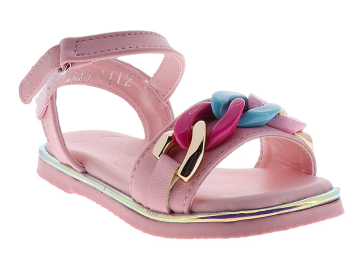 Sandalia rosa para niña con correa y cadena decorativa en colores azul, magenta y dorado.