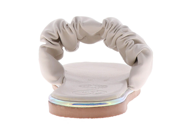 Sandalia plana color beige con correa ancha fruncida y detalle iridiscente en la suela.