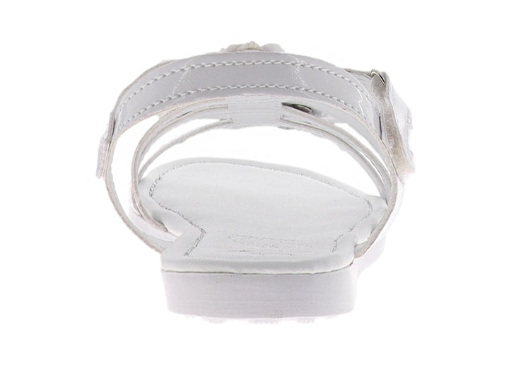 Sandalias blancas para niña con decoraciones florales y detalles brillantes en la parte superior.