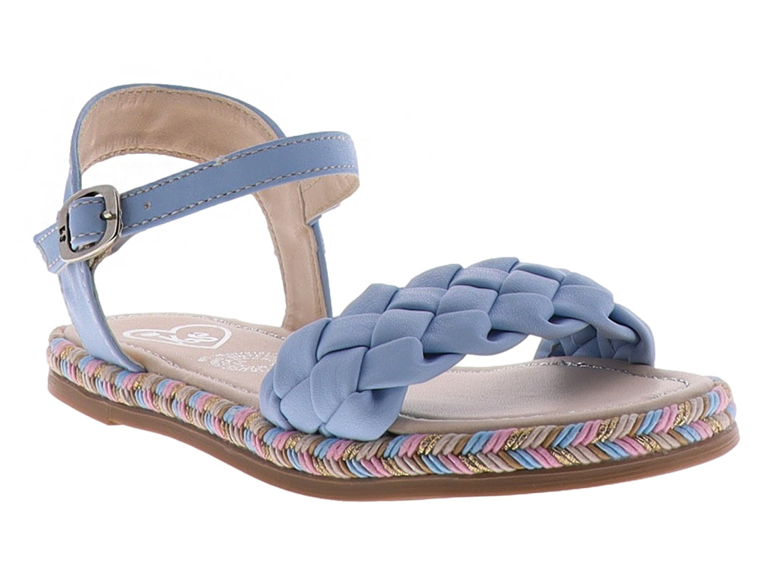 Sandalias color celeste para niña con correa trenzada y cierre de hebilla.