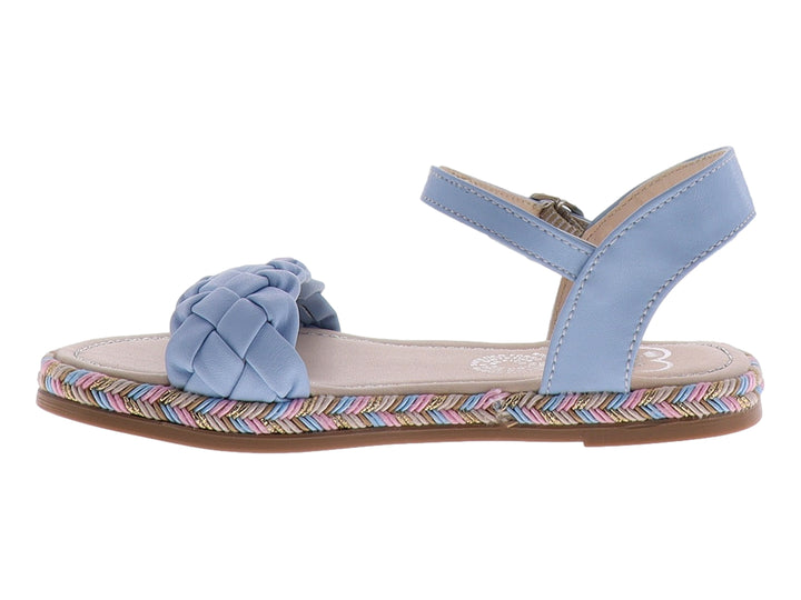 Sandalias color celeste para niña con correa trenzada y cierre de hebilla.