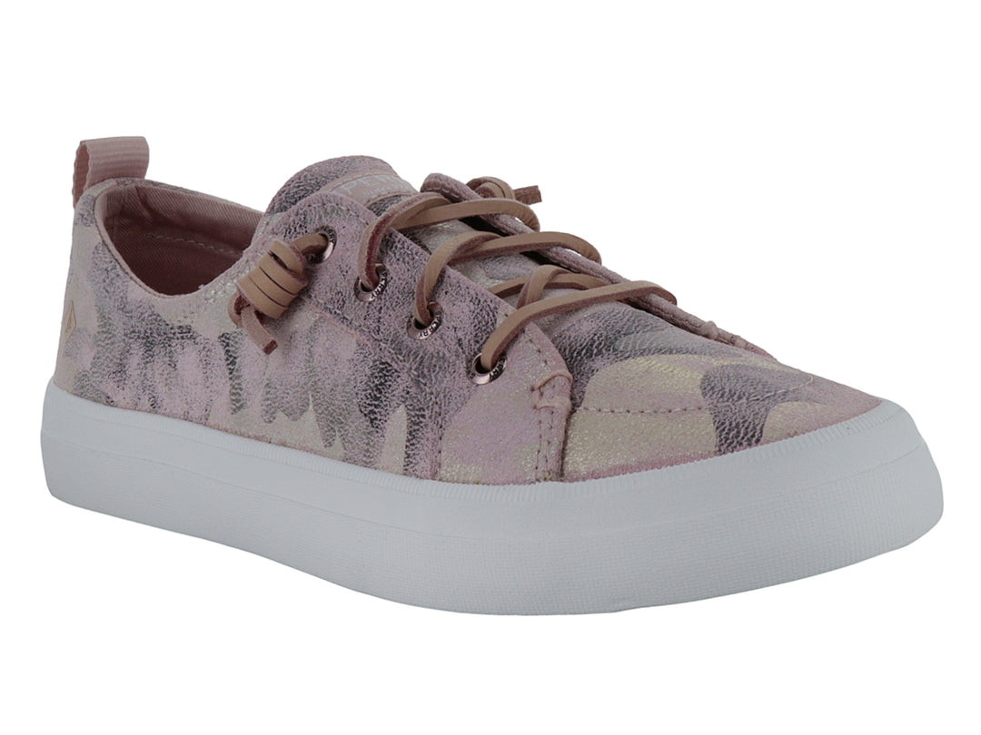 Tenis Sperry con estampado de camuflaje metálico en tonos rosa y suela blanca.